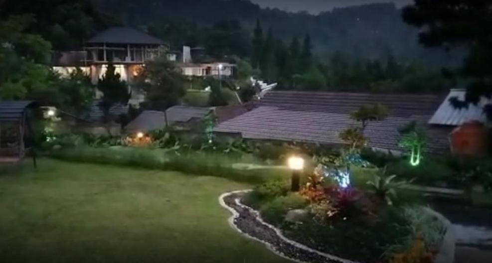 Villa Chacha At Macarena, Megamendung Exterior photo